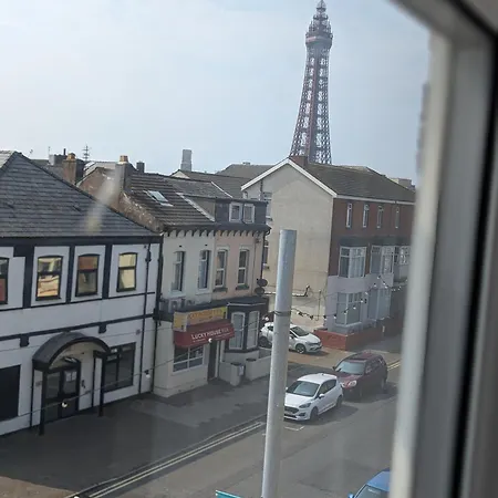Wonky Towers Bed & Breakfast Blackpool Exterior photo